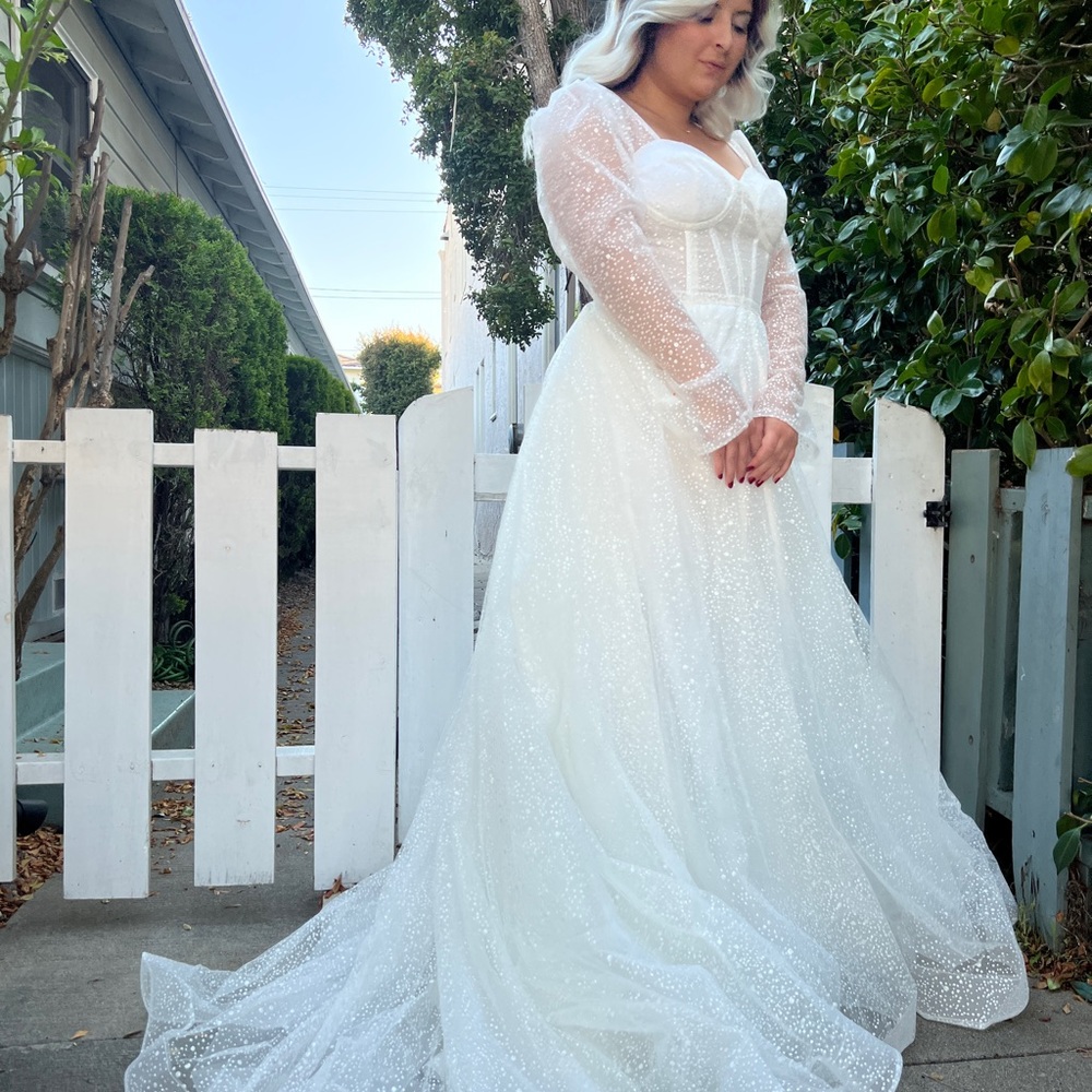 Elegant White Sparkle bridal ball gown with long sleeves and train - Picture 4 of 8